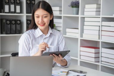 Veritabanı grafiklerini hesaplayan mali danışman araştırma geliştirme planlama stratejisi analizi finansal muhasebesinin pazarlanmasını rapor ediyor. İş ofisi kavramı.