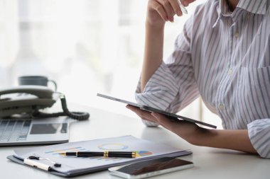 Veritabanı grafiklerini hesaplayan mali danışman araştırma geliştirme planlama stratejisi analizi finansal muhasebesinin pazarlanmasını rapor ediyor. İş ofisi kavramı.