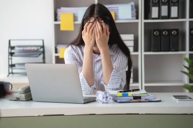 Burnout Sendromu. Asyalı iş kadını çalışmaktan rahatsız oluyor. Ki bu da stresten kaynaklanıyor. Başarısız bir işten ve daha az dinlenmekten kaynaklanıyor. Uzman bir psikiyatriste danış..