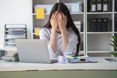 Burnout Sendromu. Asyalı iş kadını çalışmaktan rahatsız oluyor. Ki bu da stresten kaynaklanıyor. Başarısız bir işten ve daha az dinlenmekten kaynaklanıyor. Uzman bir psikiyatriste danış..