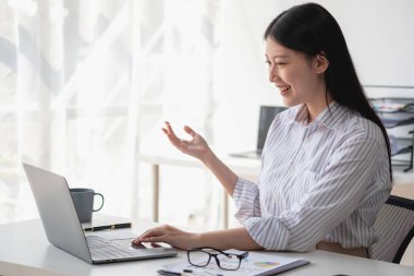 Ofiste çalışan iş kadını mali raporları hesaplamak için hesap makinesi kullanıyor. Bilgisayarlı satış verileri ve ofis masasında iş belgeleri. Kapatın. İş finans ve yatırım.