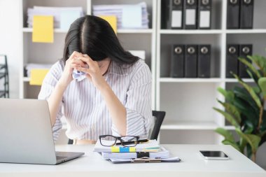 Burnout Sendromu. Asyalı iş kadını çalışmaktan rahatsız oluyor. Ki bu da stresten kaynaklanıyor. Başarısız bir işten ve daha az dinlenmekten kaynaklanıyor. Uzman bir psikiyatriste danış..