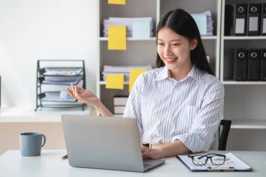 Ofiste çalışan iş kadını mali raporları hesaplamak için hesap makinesi kullanıyor. Bilgisayarlı satış verileri ve ofis masasında iş belgeleri. Kapatın. İş finans ve yatırım.