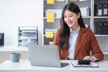 Ofiste çalışan iş kadını mali raporları hesaplamak için hesap makinesi kullanıyor. Bilgisayarlı satış verileri ve ofis masasında iş belgeleri. Kapatın. İş finans ve yatırım.