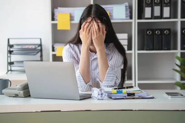 Burnout Sendromu. Asyalı iş kadını çalışmaktan rahatsız oluyor. Ki bu da stresten kaynaklanıyor. Başarısız bir işten ve daha az dinlenmekten kaynaklanıyor. Uzman bir psikiyatriste danış..
