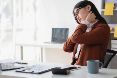 Burnout Sendromu. Asyalı iş kadını çalışmaktan rahatsız oluyor. Ki bu da stresten kaynaklanıyor. Başarısız bir işten ve daha az dinlenmekten kaynaklanıyor. Uzman bir psikiyatriste danış..