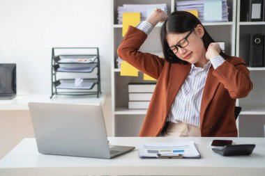 Burnout Sendromu. Asyalı iş kadını çalışmaktan rahatsız oluyor. Ki bu da stresten kaynaklanıyor. Başarısız bir işten ve daha az dinlenmekten kaynaklanıyor. Uzman bir psikiyatriste danış..