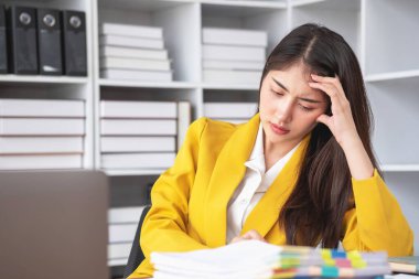 Burnout Sendromu. Asyalı iş kadını çalışmaktan rahatsız oluyor. Ki bu da stresten kaynaklanıyor. Başarısız bir işten ve daha az dinlenmekten kaynaklanıyor. Uzman bir psikiyatriste danış..