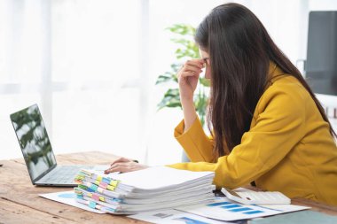 Burnout Sendromu. Asyalı iş kadını çalışmaktan rahatsız oluyor. Ki bu da stresten kaynaklanıyor. Başarısız bir işten ve daha az dinlenmekten kaynaklanıyor. Uzman bir psikiyatriste danış..