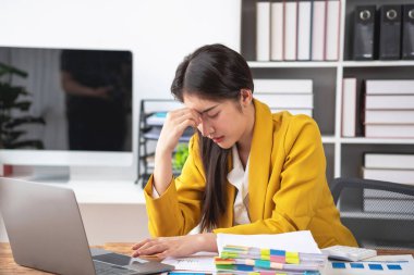 Burnout Sendromu. Asyalı iş kadını çalışmaktan rahatsız oluyor. Ki bu da stresten kaynaklanıyor. Başarısız bir işten ve daha az dinlenmekten kaynaklanıyor. Uzman bir psikiyatriste danış..