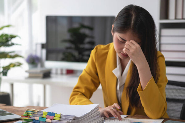 Синдром выгорания. Азиатская деловая женщина чувствует себя некомфортно. Что вызвано стрессом, накопленным из-за неудачной работы и менее покоящимся телом. Обратитесь к специалисту-психиатру.