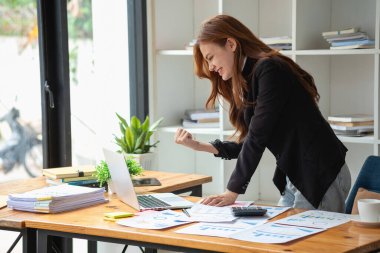 İş, finans ve istihdam, başarılı kadın girişimciler konsepti. İş yerinde dizüstü bilgisayar kullanan, kendine güvenen Asyalı iş kadını.