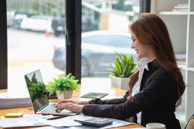 Muhasebeci, Denetçi, Serbest İşveren, Finans ve Yatırım, vergi hesaplama ve bütçe, hesaplamak için hesap makinesi kullanan Asyalı kadın girişimci portresi. Şirket iş sonuçları belgesi