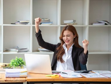 İş, finans ve istihdam, başarılı kadın girişimciler konsepti. İş yerinde dizüstü bilgisayar kullanan, kendine güvenen Asyalı iş kadını.