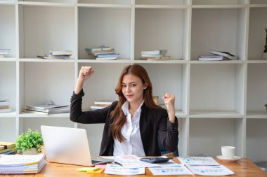 İş, finans ve istihdam, başarılı kadın girişimciler konsepti. İş yerinde dizüstü bilgisayar kullanan, kendine güvenen Asyalı iş kadını.