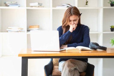 Burnout Sendromu. Bir kadın çalışmaktan rahatsız olur. Ki bu da stresten kaynaklanıyor. Başarısız bir işten ve daha az dinlenmekten kaynaklanıyor. Uzman bir psikiyatriste danış..