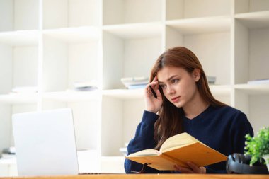 Burnout Sendromu. Bir kadın çalışmaktan rahatsız olur. Ki bu da stresten kaynaklanıyor. Başarısız bir işten ve daha az dinlenmekten kaynaklanıyor. Uzman bir psikiyatriste danış..