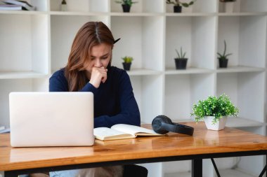 Burnout Sendromu. Bir kadın çalışmaktan rahatsız olur. Ki bu da stresten kaynaklanıyor. Başarısız bir işten ve daha az dinlenmekten kaynaklanıyor. Uzman bir psikiyatriste danış..