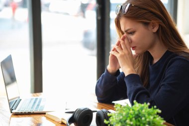 Burnout Sendromu. Bir kadın çalışmaktan rahatsız olur. Ki bu da stresten kaynaklanıyor. Başarısız bir işten ve daha az dinlenmekten kaynaklanıyor. Uzman bir psikiyatriste danış..