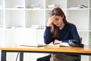 Burnout Sendromu. Bir kadın çalışmaktan rahatsız olur. Ki bu da stresten kaynaklanıyor. Başarısız bir işten ve daha az dinlenmekten kaynaklanıyor. Uzman bir psikiyatriste danış..