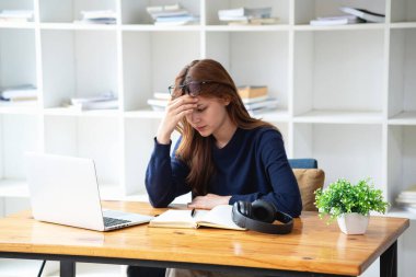 Burnout Sendromu. Bir kadın çalışmaktan rahatsız olur. Ki bu da stresten kaynaklanıyor. Başarısız bir işten ve daha az dinlenmekten kaynaklanıyor. Uzman bir psikiyatriste danış..