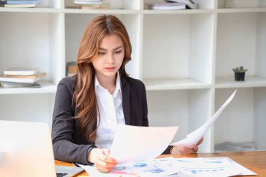 Muhasebeci, Denetçi, Serbest İşveren, Finans ve Yatırım, vergi hesaplama ve bütçe, hesaplamak için hesap makinesi kullanan Asyalı kadın girişimci portresi. Şirket iş sonuçları belgesi