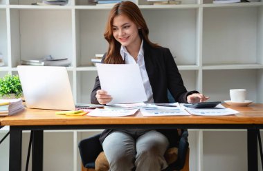 Muhasebeci, Denetçi, Serbest İşveren, Finans ve Yatırım, vergi hesaplama ve bütçe, hesaplamak için hesap makinesi kullanan Asyalı kadın girişimci portresi. Şirket iş sonuçları belgesi