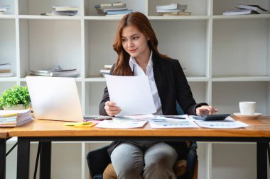 Muhasebeci, Denetçi, Serbest İşveren, Finans ve Yatırım, vergi hesaplama ve bütçe, hesaplamak için hesap makinesi kullanan Asyalı kadın girişimci portresi. Şirket iş sonuçları belgesi