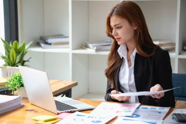 Muhasebeci, Denetçi, Serbest İşveren, Finans ve Yatırım, vergi hesaplama ve bütçe, hesaplamak için hesap makinesi kullanan Asyalı kadın girişimci portresi. Şirket iş sonuçları belgesi
