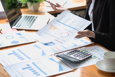 Muhasebeci, Denetçi, Serbest İşveren, Finans ve Yatırım, vergi hesaplama ve bütçe, hesaplamak için hesap makinesi kullanan Asyalı kadın girişimci portresi. Şirket iş sonuçları belgesi