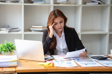 Burnout Sendromu. İş kadını çalışmaktan rahatsız oluyor. Ki bu da stresten kaynaklanıyor. Başarısız bir işten ve daha az dinlenmekten kaynaklanıyor. Uzman bir psikiyatriste danış..