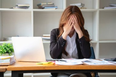 Burnout Sendromu. İş kadını çalışmaktan rahatsız oluyor. Ki bu da stresten kaynaklanıyor. Başarısız bir işten ve daha az dinlenmekten kaynaklanıyor. Uzman bir psikiyatriste danış..