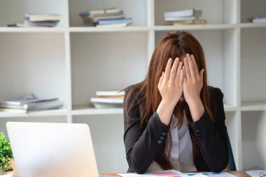 Burnout Sendromu. İş kadını çalışmaktan rahatsız oluyor. Ki bu da stresten kaynaklanıyor. Başarısız bir işten ve daha az dinlenmekten kaynaklanıyor. Uzman bir psikiyatriste danış..