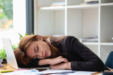 Burnout Sendromu. İş kadını çalışmaktan rahatsız oluyor. Ki bu da stresten kaynaklanıyor. Başarısız bir işten ve daha az dinlenmekten kaynaklanıyor. Uzman bir psikiyatriste danış..