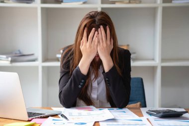 Burnout Sendromu. İş kadını çalışmaktan rahatsız oluyor. Ki bu da stresten kaynaklanıyor. Başarısız bir işten ve daha az dinlenmekten kaynaklanıyor. Uzman bir psikiyatriste danış..