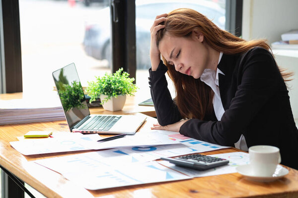 Синдром выгорания. Деловой женщине некомфортно работать. Что вызвано стрессом, накопленным из-за неудачной работы и менее покоящимся телом. Обратитесь к специалисту-психиатру.