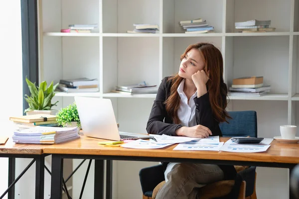Konzept Burnout Syndrom Geschäftsfrau Fühlt Sich Unwohl Bei Der Arbeit — Stockfoto