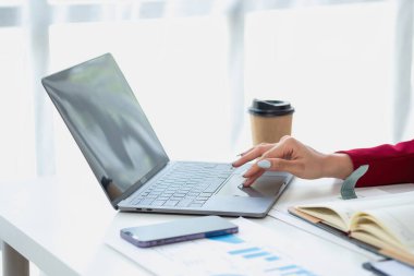 planlama, denetleme, iş planlaması, finans, bilgisayar üzerinde çalışan genç Asyalı iş kadını ve yatırım belgelerini kontrol etmek ve kâr, iş kavramlarını artırmak için pazarlama planlaması