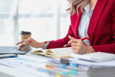 planlama, denetleme, iş planlaması, finans, bilgisayar üzerinde çalışan genç Asyalı iş kadını ve yatırım belgelerini kontrol etmek ve kâr, iş kavramlarını artırmak için pazarlama planlaması