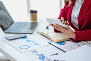 planlama, denetleme, iş planlaması, finans, bilgisayar üzerinde çalışan genç Asyalı iş kadını ve yatırım belgelerini kontrol etmek ve kâr, iş kavramlarını artırmak için pazarlama planlaması