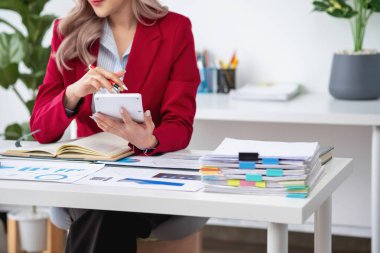 planlama, denetleme, iş planlaması, finans, bilgisayar üzerinde çalışan genç Asyalı iş kadını ve yatırım belgelerini kontrol etmek ve kâr, iş kavramlarını artırmak için pazarlama planlaması