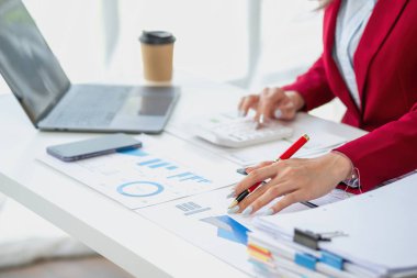 planlama, denetleme, iş planlaması, finans, bilgisayar üzerinde çalışan genç Asyalı iş kadını ve yatırım belgelerini kontrol etmek ve kâr, iş kavramlarını artırmak için pazarlama planlaması