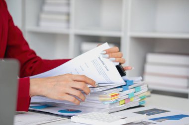 planlama, denetleme, iş planlaması, finans, bilgisayar üzerinde çalışan genç Asyalı iş kadını ve yatırım belgelerini kontrol etmek ve kâr, iş kavramlarını artırmak için pazarlama planlaması