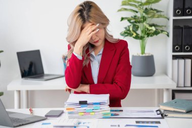 Burnout Sendromu. Asyalı iş kadını çalışmaktan rahatsız oluyor. Ki bu da stresten kaynaklanıyor. Başarısız bir işten ve daha az dinlenmekten kaynaklanıyor. Uzman bir psikiyatriste danış..
