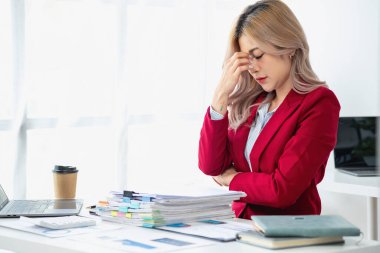 Burnout Sendromu. Asyalı iş kadını çalışmaktan rahatsız oluyor. Ki bu da stresten kaynaklanıyor. Başarısız bir işten ve daha az dinlenmekten kaynaklanıyor. Uzman bir psikiyatriste danış..