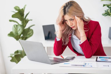 Burnout Sendromu. Asyalı iş kadını çalışmaktan rahatsız oluyor. Ki bu da stresten kaynaklanıyor. Başarısız bir işten ve daha az dinlenmekten kaynaklanıyor. Uzman bir psikiyatriste danış..