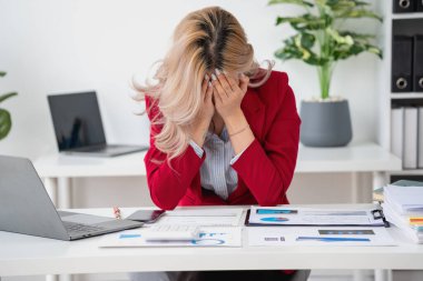 Burnout Sendromu. Asyalı iş kadını çalışmaktan rahatsız oluyor. Ki bu da stresten kaynaklanıyor. Başarısız bir işten ve daha az dinlenmekten kaynaklanıyor. Uzman bir psikiyatriste danış..
