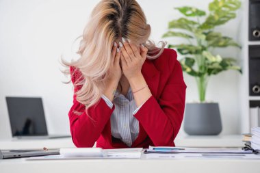 Burnout Sendromu. Asyalı iş kadını çalışmaktan rahatsız oluyor. Ki bu da stresten kaynaklanıyor. Başarısız bir işten ve daha az dinlenmekten kaynaklanıyor. Uzman bir psikiyatriste danış..