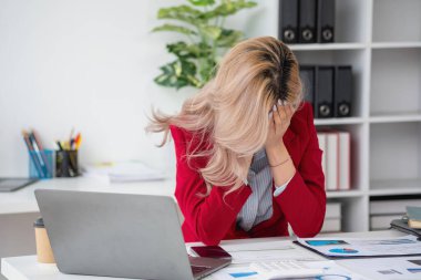 Burnout Sendromu. Asyalı iş kadını çalışmaktan rahatsız oluyor. Ki bu da stresten kaynaklanıyor. Başarısız bir işten ve daha az dinlenmekten kaynaklanıyor. Uzman bir psikiyatriste danış..