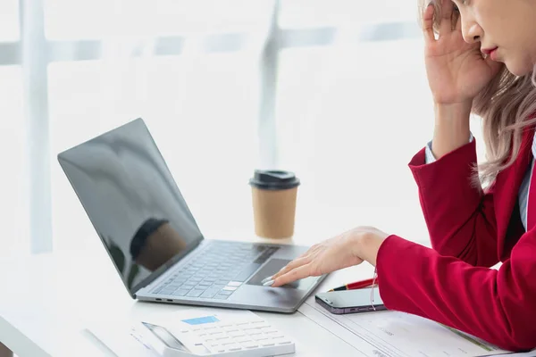 stock image Concept Burnout Syndrome. Asian business Woman feels uncomfortable working. Which is caused by stress, accumulated from unsuccessful work And less resting body. Consult a specialist psychiatrist.